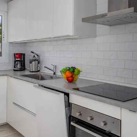 Appartamento Cozy Terrace With Pool By Costarentals - Ref 206 *